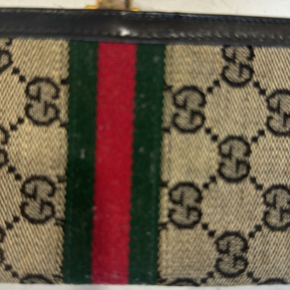 Gucci Bifold in great condition, with the Red/Green. Pre-Loved - Picture 6 of 8